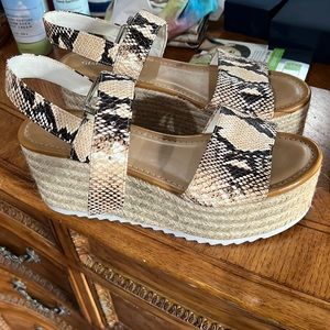 Snake print Gianni Bini leather shoes